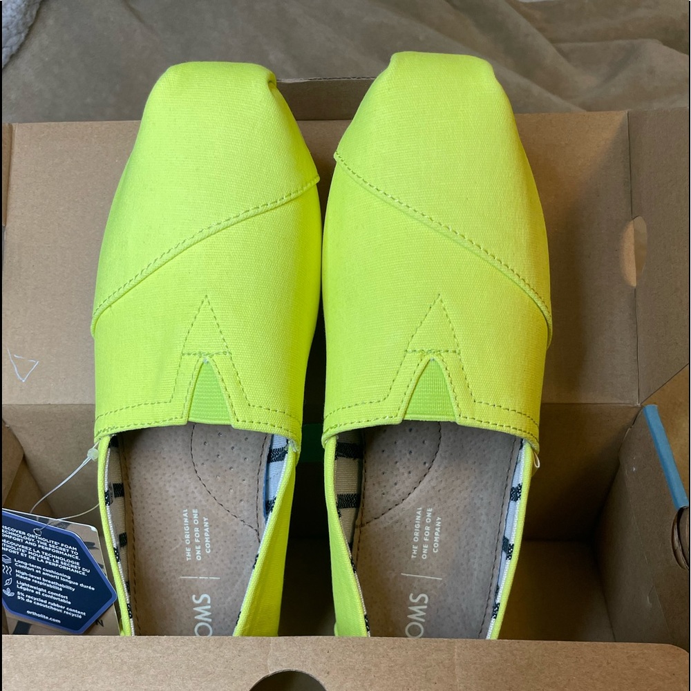 NWT Toms Classic Vivid Canvas Women’s Neon Yellow Textile Slip On Shoes Size 7